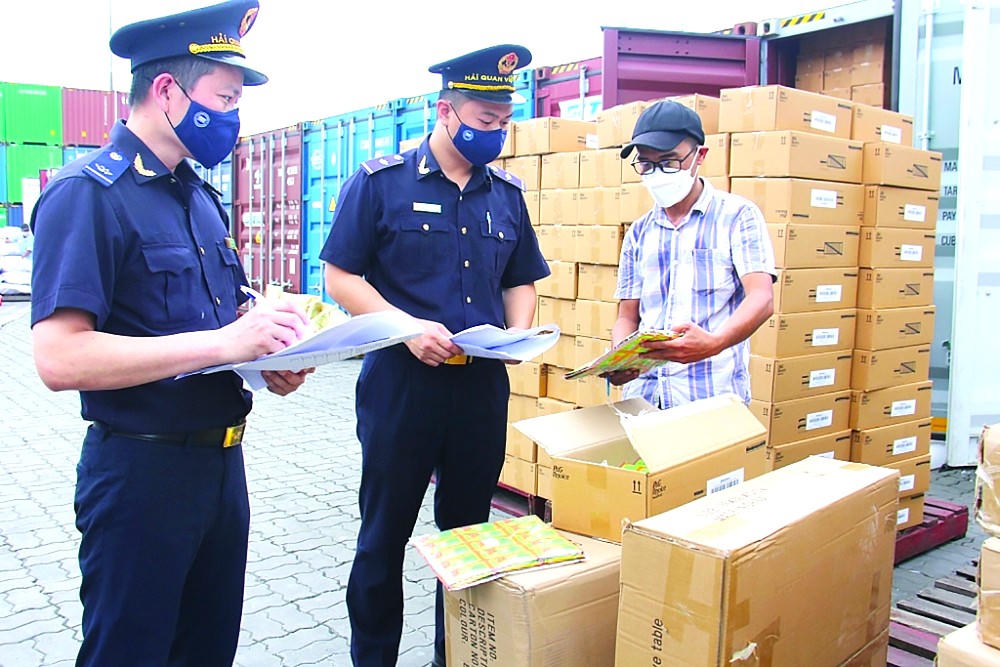 Quy định rõ ràng sẽ giúp lực lượng Hải quan thuận lợi trong việc chứng minh hành vi vi phạm của doanh nghiệp nhập khẩu. Ảnh: H.Q.