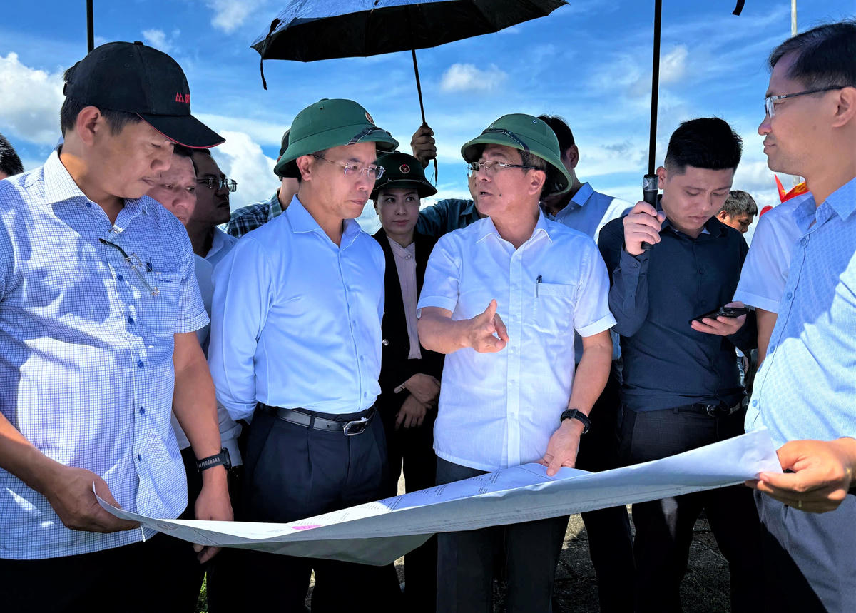 Chủ tịch UBND TP Đà Nẵng Phạm Đức Ấn khảo sát tại một dự án Chu Lai. Ảnh: Nguyễn Tín.

