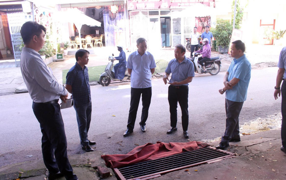 Đoàn khảo sát vị trí lắp song chắn rác tại đường Mỹ sơn, phường Đông Kinh. Ảnh: Minh Khang.