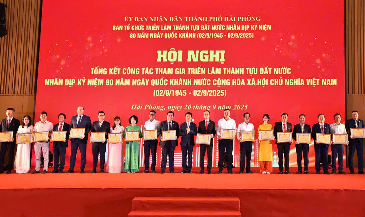 Chủ tịch UBND TP Hải Phòng Lê Ngọc Châu khen thưởng các tập thể, cá nhân có thành tích xuất sắc trong việc tổ chức Triển lãm A80. Ảnh: CTV.