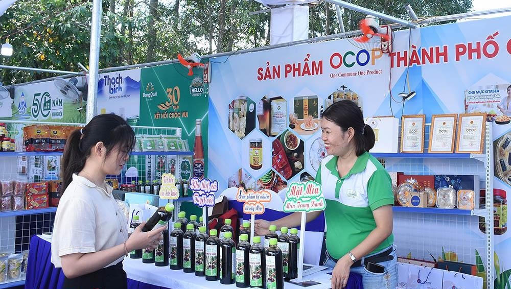 Thương mại điện tử góp phần thúc đẩy tiêu thụ sản phẩm đặc sản địa phương. 