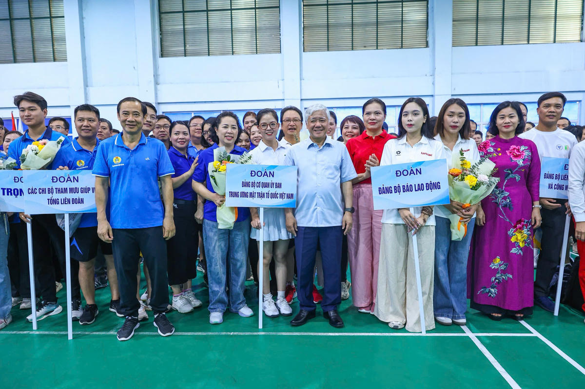 Ông Đỗ Văn Chiến, Ủy viên Bộ Chính trị, Bí thư Trung ương Đảng, Bí thư Đảng ủy MTTQ, các đoàn thể Trung ương, Chủ tịch Ủy ban Trung ương MTTQ Việt Nam; ông Nguyễn Thái Học, Phó Bí thư Đảng ủy MTTQ, các đoàn thể Trung ương chụp ảnh cùng các đoàn tham gia hội thao. Ảnh: Quang Vinh.