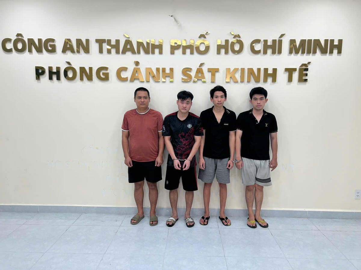 Các đối tượng bị khởi tố tại cơ quan cảnh sát điều tra. Ảnh: Công an cung cấp.