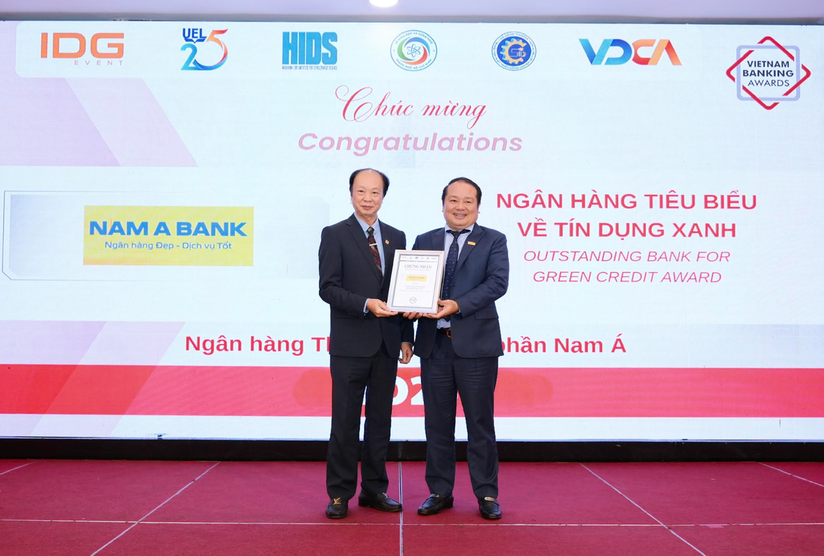 Đại diện Ngân hàng Nam Á nhận giải thưởng.