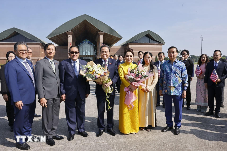 Chủ tịch Thượng viện Malaysia Dato' Awang Bemee Awang Ali Basah tiễn Chủ tịch Quốc hội Trần Thanh Mẫn và Phu nhân. (Ảnh: Doãn Tấn/TTXVN)