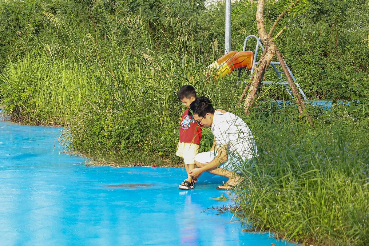 Anh Long, người dân gần công viên CV1 cho hay: “Trước đây cuối tuần tôi thường cho con ra đây vui chơi, nhưng giờ cây cỏ mọc um tùm, không ai dọn dẹp, rác thải vứt bừa bãi nên tôi ít đưa con ra hơn”.