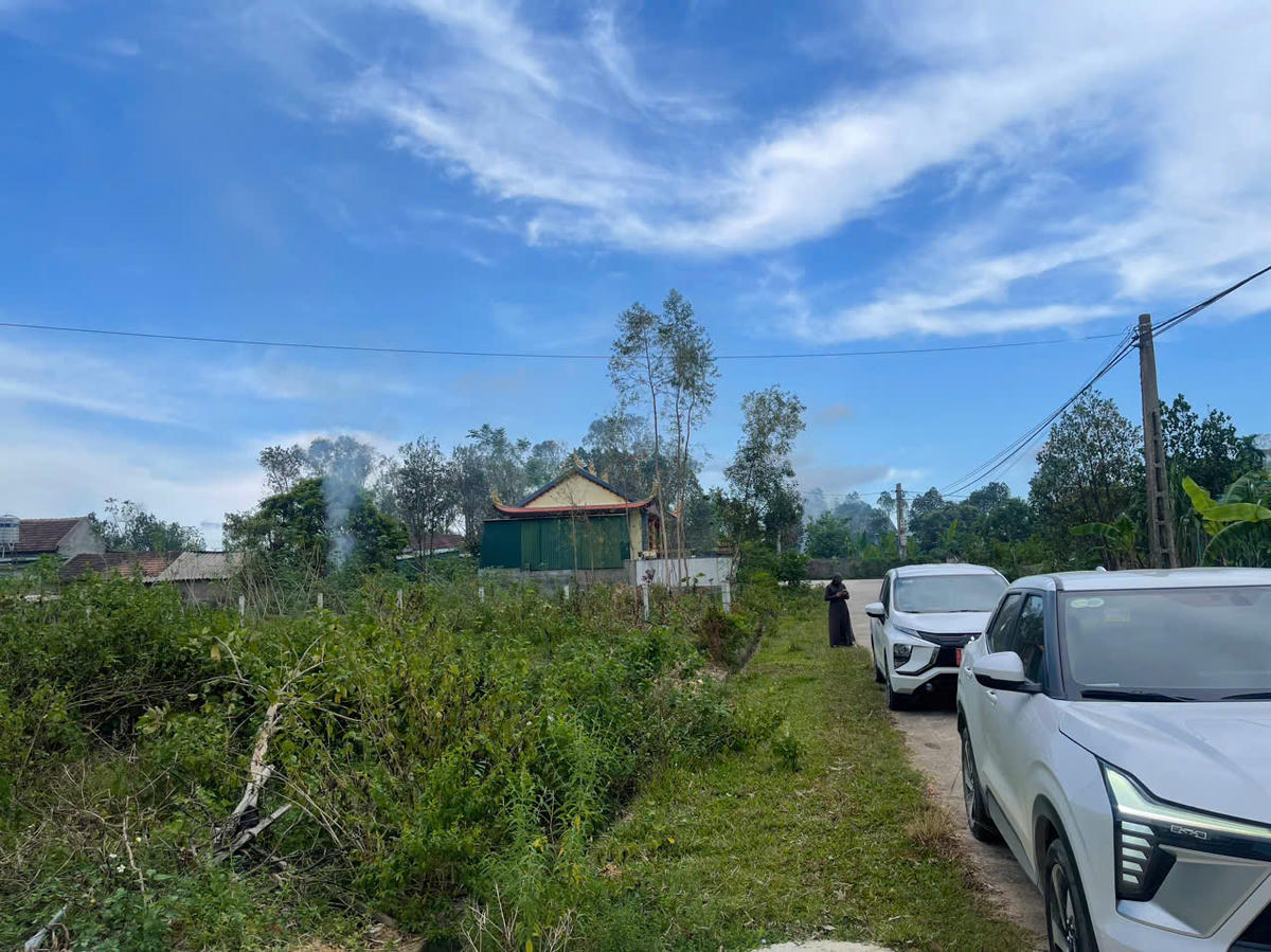 Xe ô tô đổ về các vùng nông thôn ở xã Toàn Lưu để "tạo sóng" bất động sản?. Ảnh: TL.