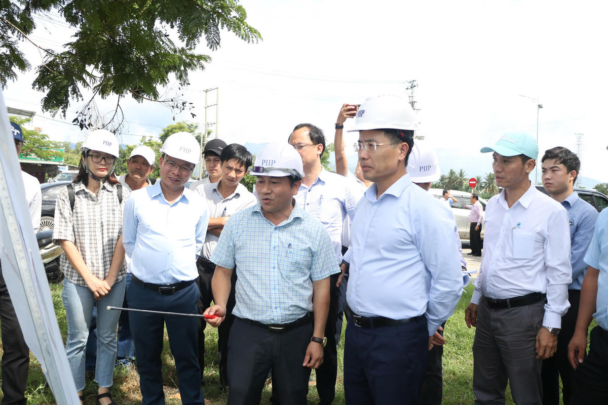 Chủ tịch UBND thành phố Phạm Đức Ấn kiểm tra thực tế vị trí triển khai dự án Khu thương mại tư do và dự án Khu tái định cư phục vụ các dự án trên địa bàn khu vực phía Tây Bắc. Ảnh: Nguyễn Tú.