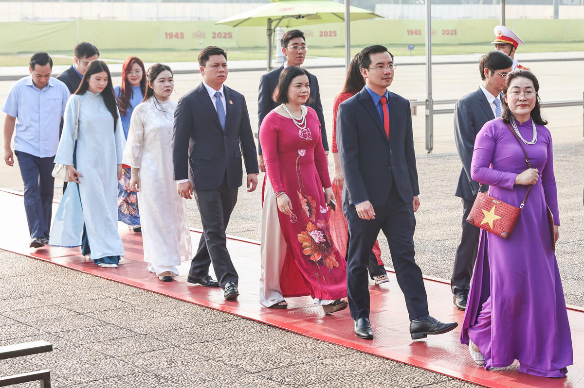 Đoàn đại biểu Đảng bộ MTTQ, các đoàn thể Trung ương vào Lăng viếng Chủ tịch Hồ Chí Minh. Ảnh: Quang Vinh.