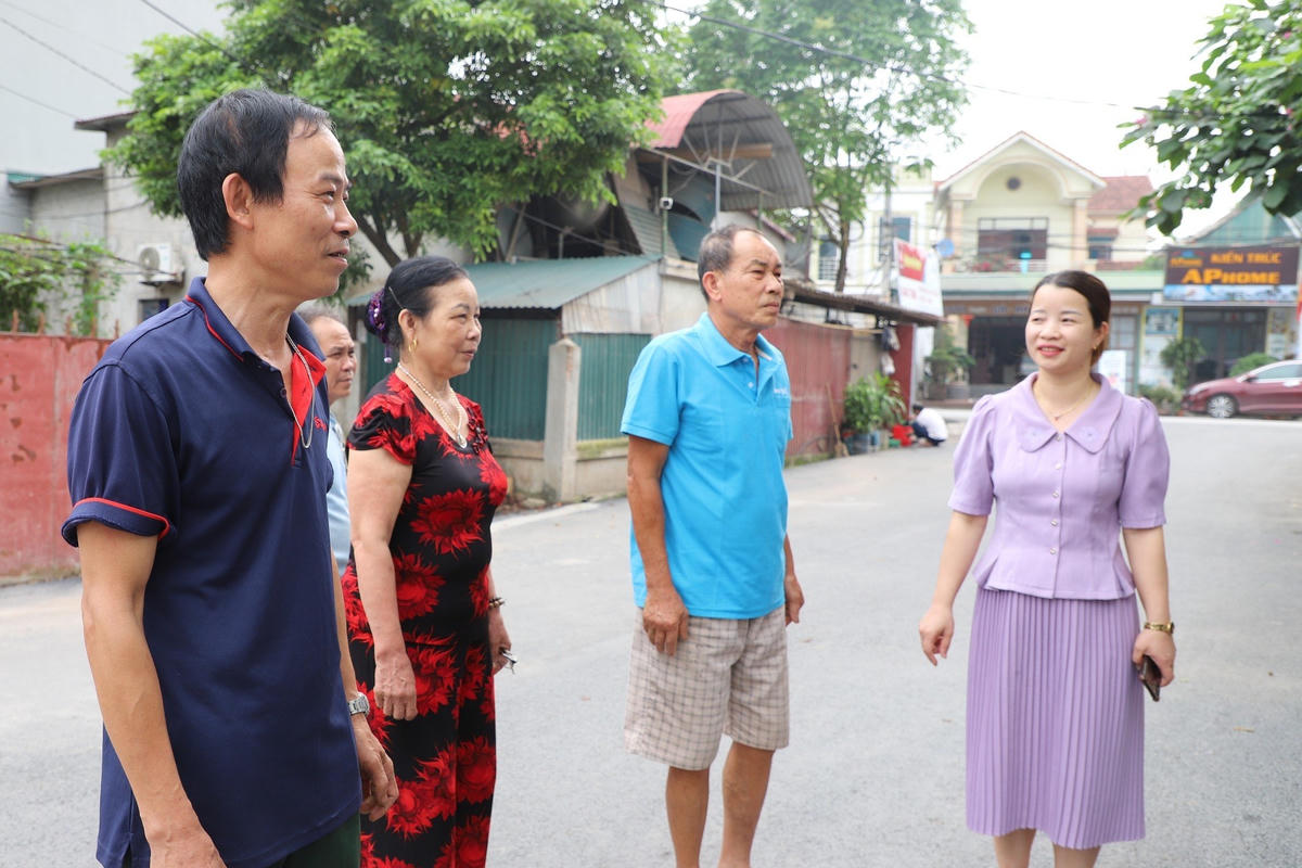 Người dân tỉnh Phú Thọ phấn khởi, tích cực tham gia hiến đất làm đường xây dựng nông thôn mới nâng cao.	Ảnh: Đình Tú.