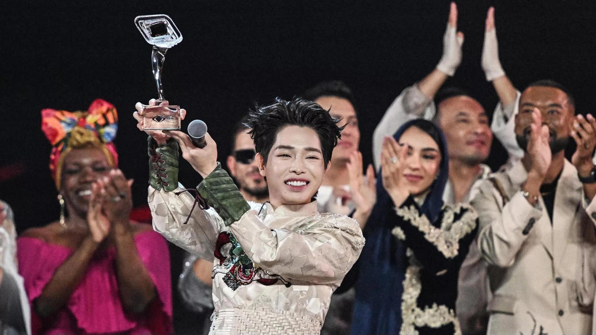 Khoảnh khắc Đức Phúc nâng cao cúp quán quân.