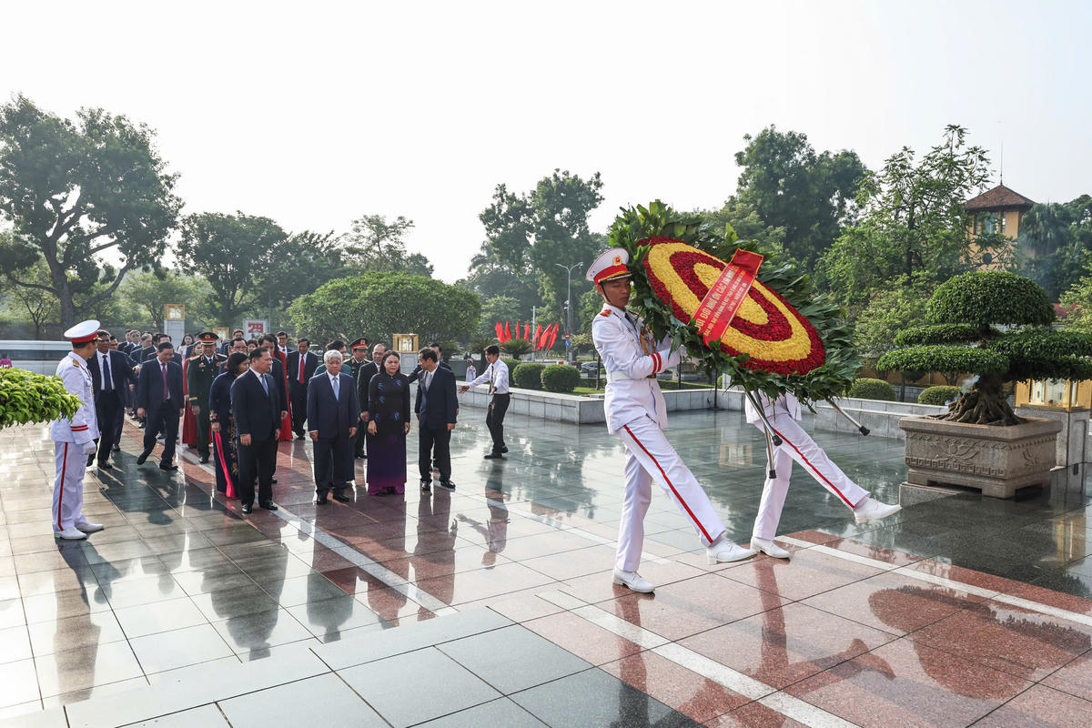 Chủ tịch Đỗ Văn Chiến cùng Đoàn đại biểu Đảng bộ MTTQ, các đoàn thể Trung ương dâng hoa tưởng niệm các Anh hùng liệt sỹ tại Đài tưởng niệm các Anh hùng liệt sỹ Bắc Sơn. Ảnh: Quang Vinh.