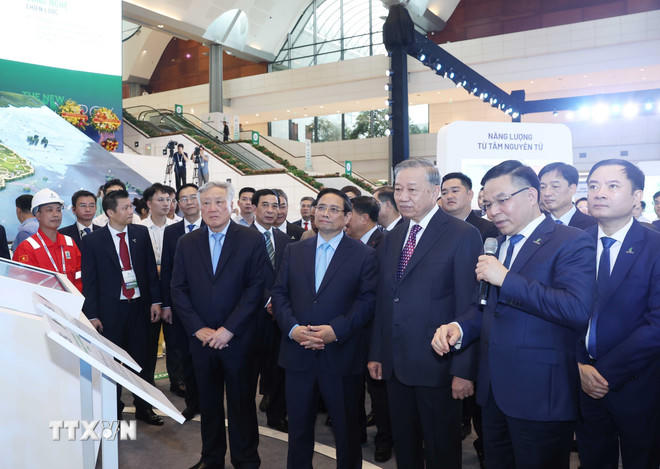  Tổng Bí thư Tô Lâm, Thủ tướng Phạm Minh Chính và các đại biểu tham quan triển lãm thành tựu khoa học, công nghệ của Tập đoàn Công nghiệp-Năng lượng quốc gia Việt Nam. (Ảnh: Quốc Khánh/TTXVN).
