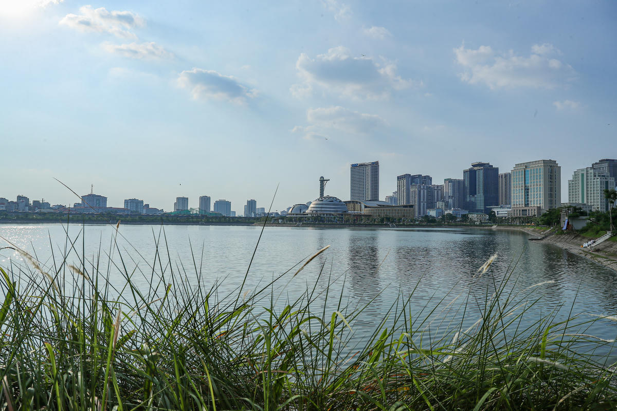 Công viên và hồ điều hòa CV1 (phường Cầu Giấy) có tổng diện tích 32 hecta. Trong đó, hồ điều hòa chiếm diện tích lên tới 19 hecta, công viên CV1 còn có nhiệm vụ quan trọng trong việc điều tiết nước mưa, chống ngập úng và cải thiện vi khí hậu cho cả khu vực rộng lớn.