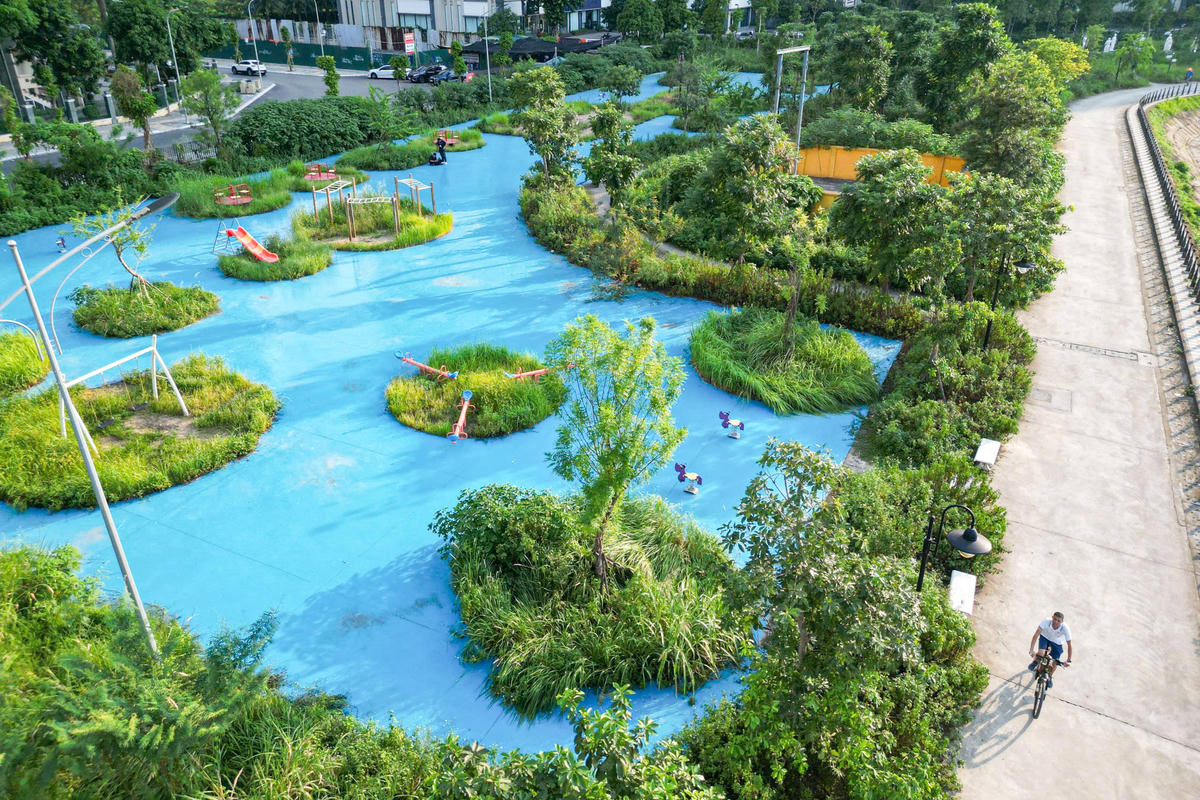 Tại khu vực vui chơi của trẻ em phía trong công viên, cỏ mọc um tùm nhưng chưa được dọn dẹp.