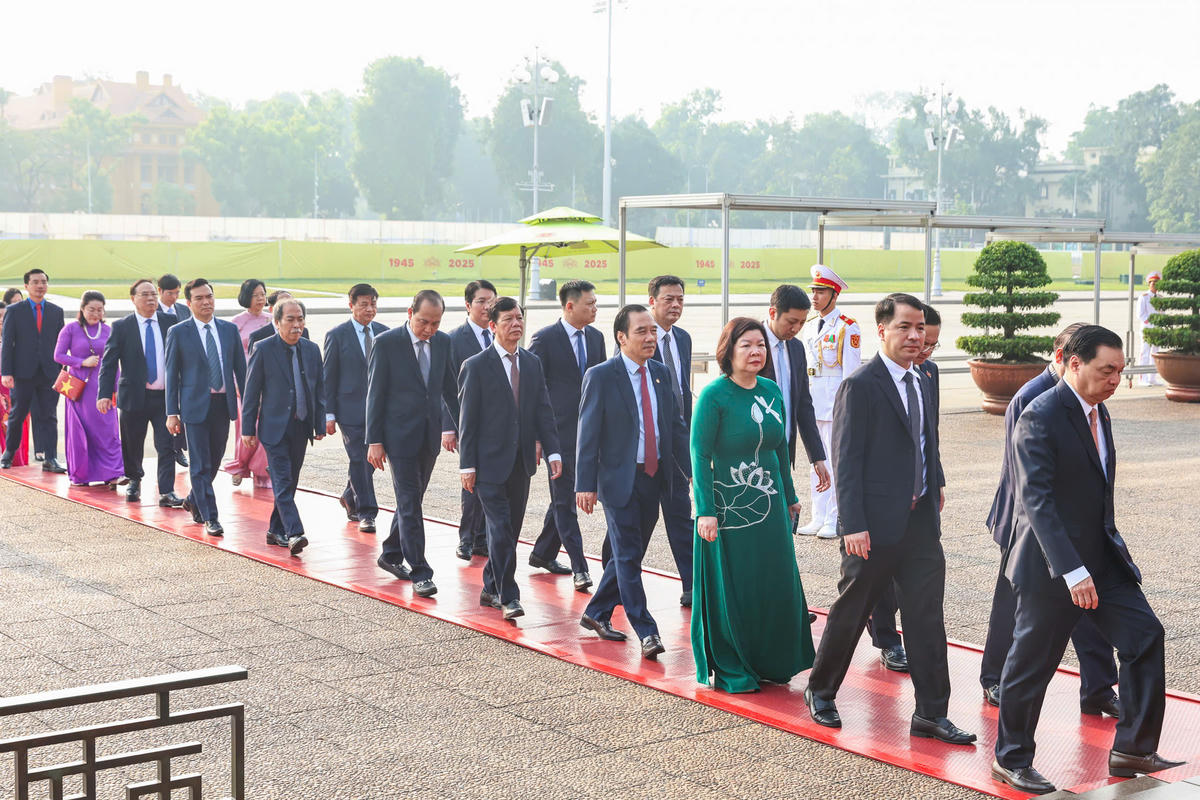 Đoàn đại biểu Đảng bộ MTTQ, các đoàn thể Trung ương vào Lăng viếng Chủ tịch Hồ Chí Minh. Ảnh: Quang Vinh.