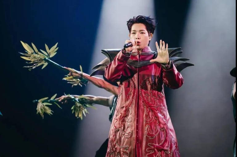 Ca sĩ Đức Phúc biểu diễn ca khúc “Phù Đổng Thiên Vương” trên sân khấu Intervision 2025.