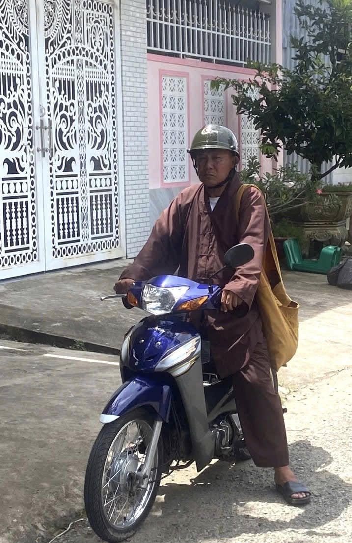 Đối tượng Lê Hoài Bảo giả danh nhà sư đi bán nhang, kêu gọi từ thiện bị Công an mời về cơ quan làm việc. Ảnh: Công an cung cấp