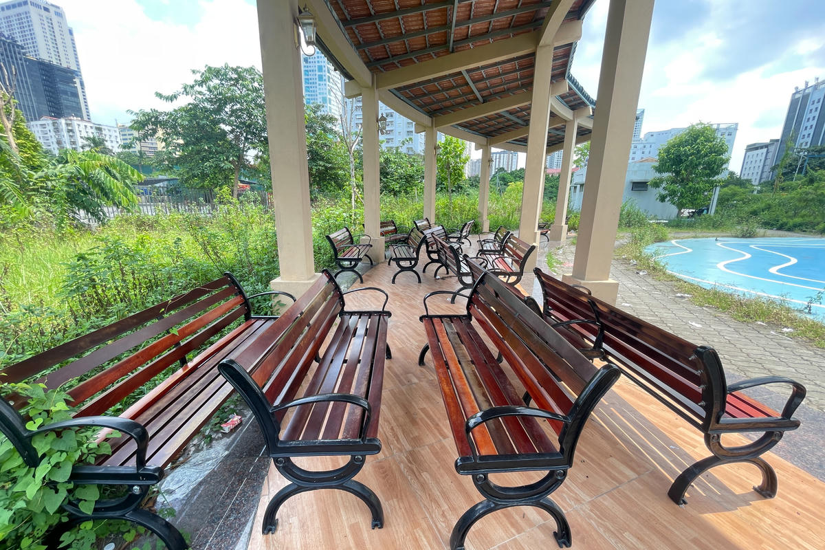 Nhiều ghế ngồi trong công viên bị bỏ không, chất đống vào một góc.