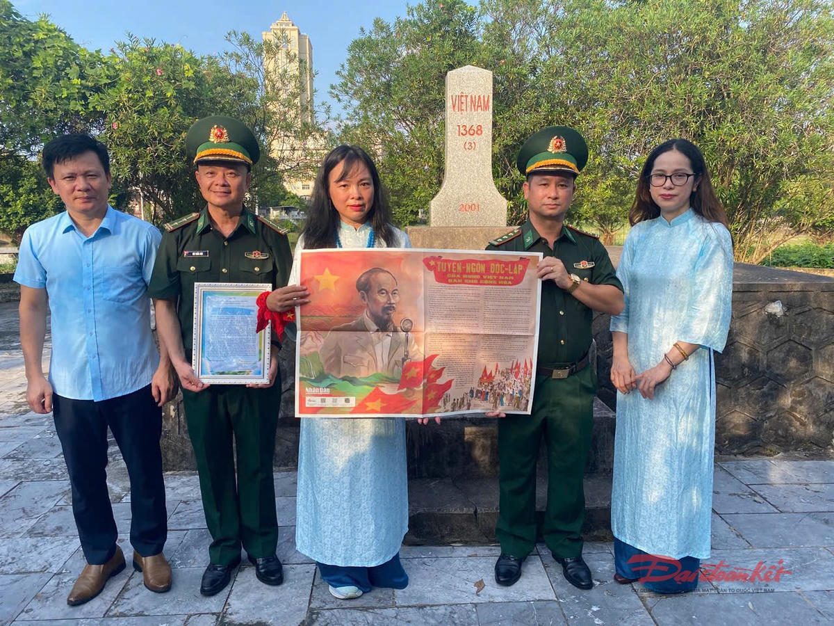 Tiết học diễn ra ngay tại cột mốc biên giới.