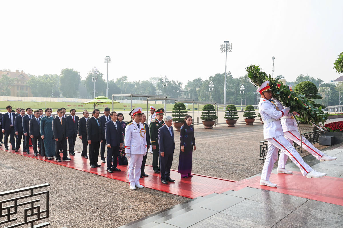 Chủ tịch Đỗ Văn Chiến cùng Đoàn đại biểu Đảng bộ MTTQ, các đoàn thể Trung ương vào Lăng viếng Chủ tịch Hồ Chí Minh. Ảnh: Quang Vinh.