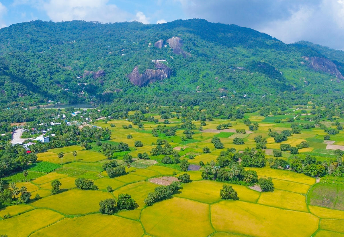 Sở hữu tiềm năng về văn hóa - tâm linh, sinh thái mùa nước nổi, biển đảo cùng vị trí biên giới chiến lược; du lịch An Giang được nhiều chuyên gia đánh giá có nhiều lợi thế cạnh tranh độc đáo, khác biệt so với các điểm đến khác trong vùng đồng bằng sông Cửu Long, giúp du khách “đi một chuyến - chạm nhiều cung bậc”. Ảnh Nguyễn Minh.