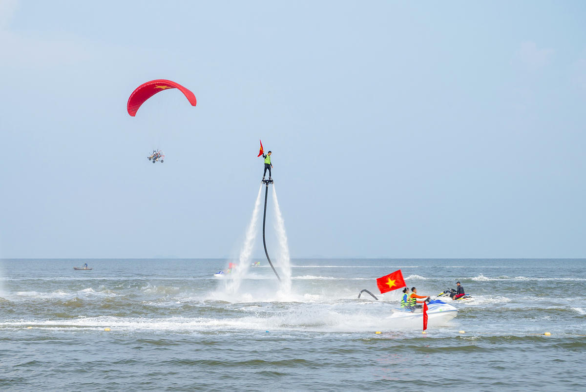 Các chuyên gia cũng gợi ý để biến tiềm năng thành lợi thế cạnh tranh thực sự, tỉnh cần kiên định định hướng phát triển sản phẩm đặc thù, mở rộng kết nối liên vùng và xuyên biên giới; đồng thời chú trọng đầu tư hạ tầng, nguồn nhân lực, chuyển đổi số và quảng bá thương hiệu... Ảnh Nguyễn Minh.