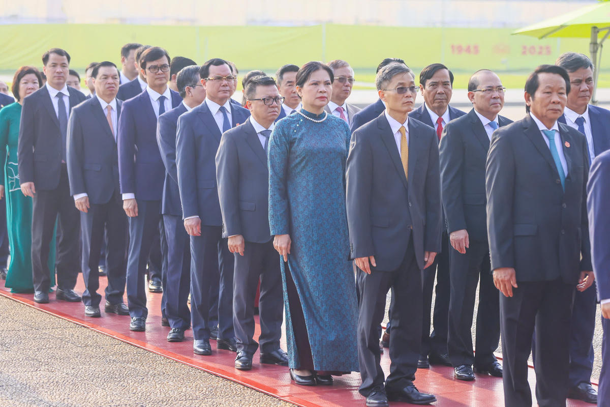 Các đại biểu thành kính tưởng nhớ Chủ tịch Hồ Chí Minh. Ảnh: Quang Vinh.