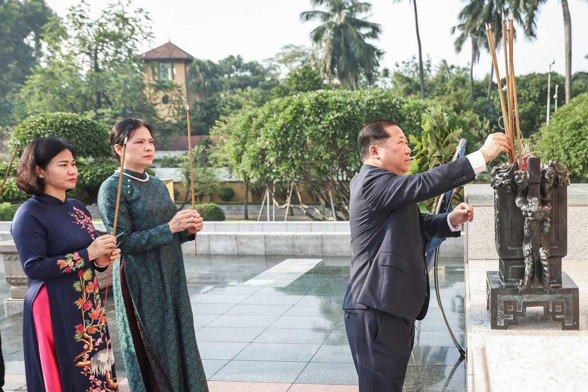 Các đại biểu dâng hương tưởng niệm các Anh hùng liệt sỹ tại Đài tưởng niệm các Anh hùng liệt sỹ Bắc Sơn. Ảnh: Quang Vinh.