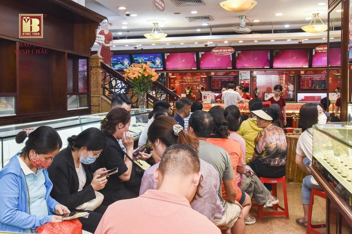 Người dân xếp hàng chờ mua vàng tại một cửa hàng của Bảo Tín Minh Châu.