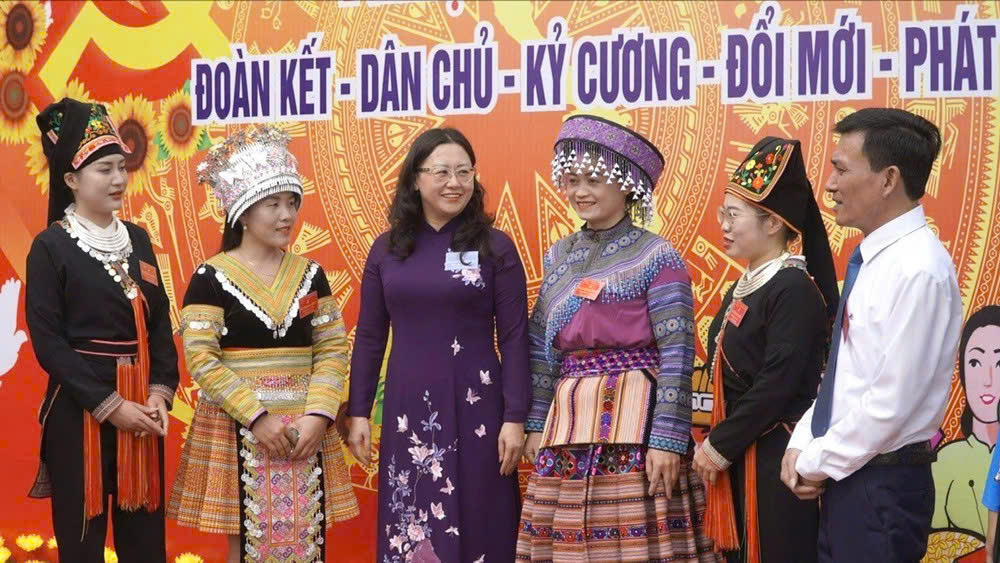 Phó Bí thư Tỉnh ủy, Chủ tịch Ủy ban MTTQ Việt Nam tỉnh Lào Cai Giàng Thị Dung nắm tình hình tư tưởng nhân dân tại xã Tân Hợp.