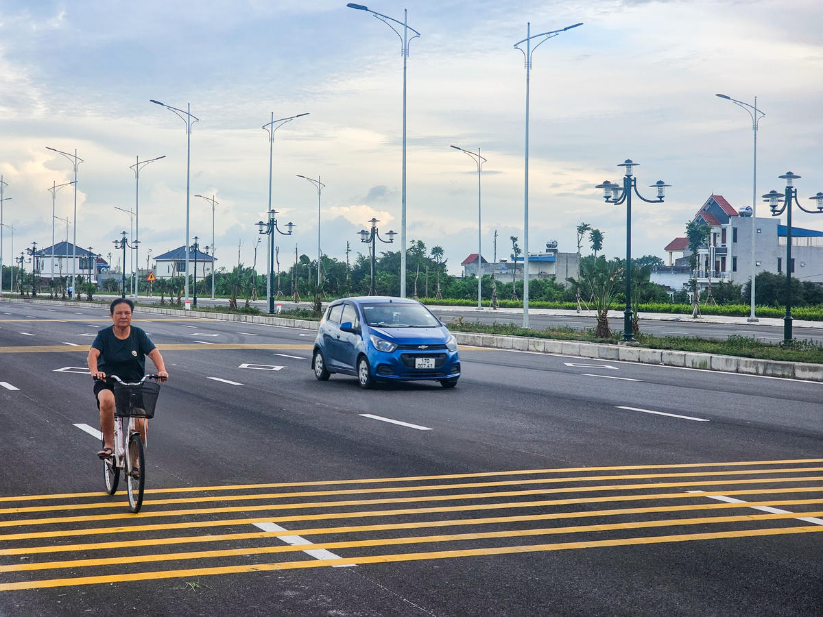 Sau khi hoàn thành, tuyến đường Nam Định - Lạc Quần - ven biển được kỳ vọng sẽ giảm tải áp lực giao thông trên tuyến Quốc lộ 21, tạo thuận lợi đi lại, thu hút đầu tư và thúc đẩy phát triển vùng ven biển Ninh Bình. Ảnh: Đình  Minh