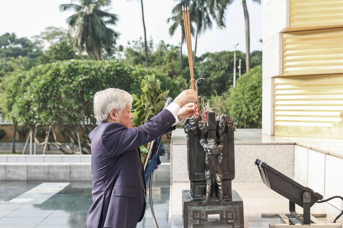 Chủ tịch Đỗ Văn Chiến dâng hương tưởng niệm các Anh hùng liệt sỹ tại Đài tưởng niệm các Anh hùng liệt sỹ Bắc Sơn. Ảnh: Quang Vinh.