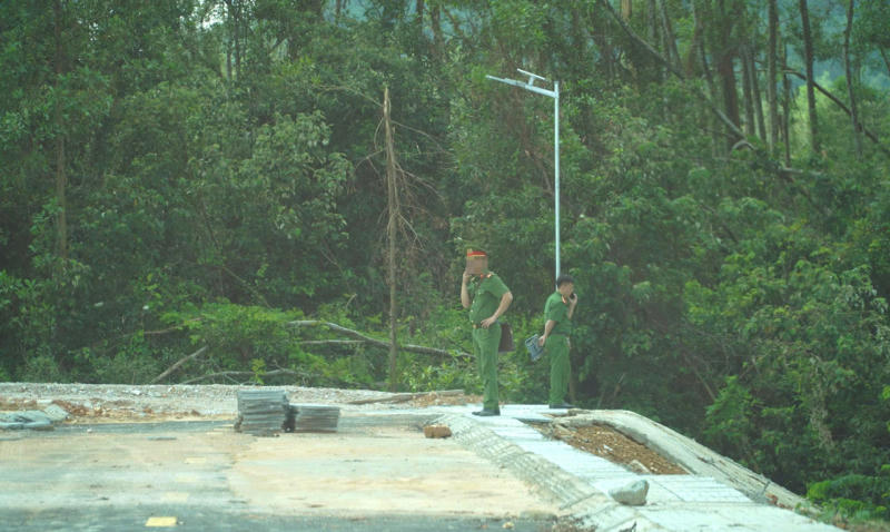 Lực lượng Công an xã Toàn Lưu nắm tình hình tại một số điểm phân lô bán nền trên địa bàn. Ảnh: ND.