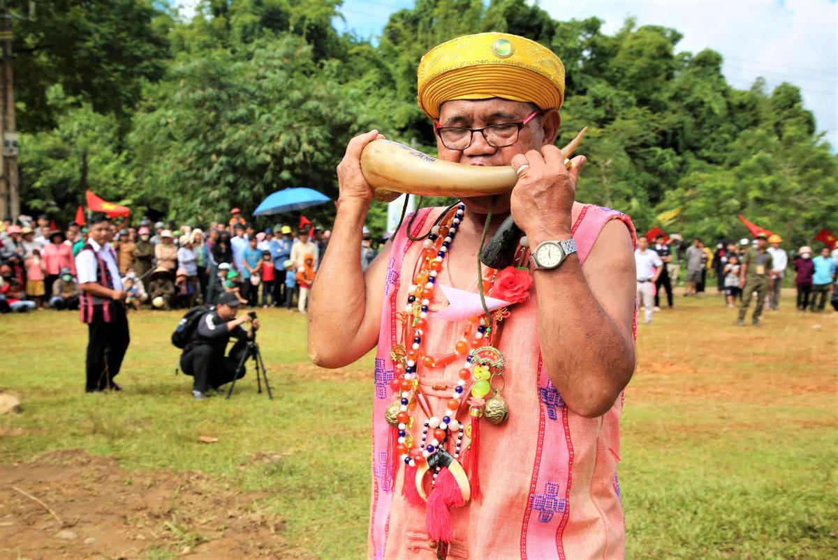 Ông Briu Danh, ở thôn Bhơ Hôồng chia sẻ tham gia ngày hội. Ảnh: Tấn Thành.