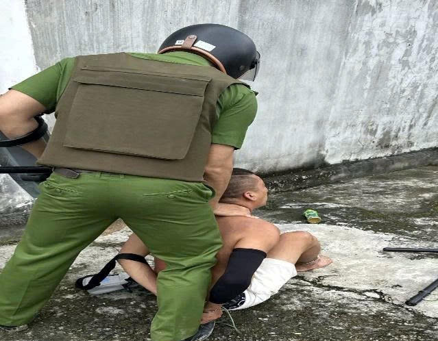 Lực lượng Công an phường Đăk Bla không chế đối tượng Huỳnh Trần Vũ. Ảnh: CV.
