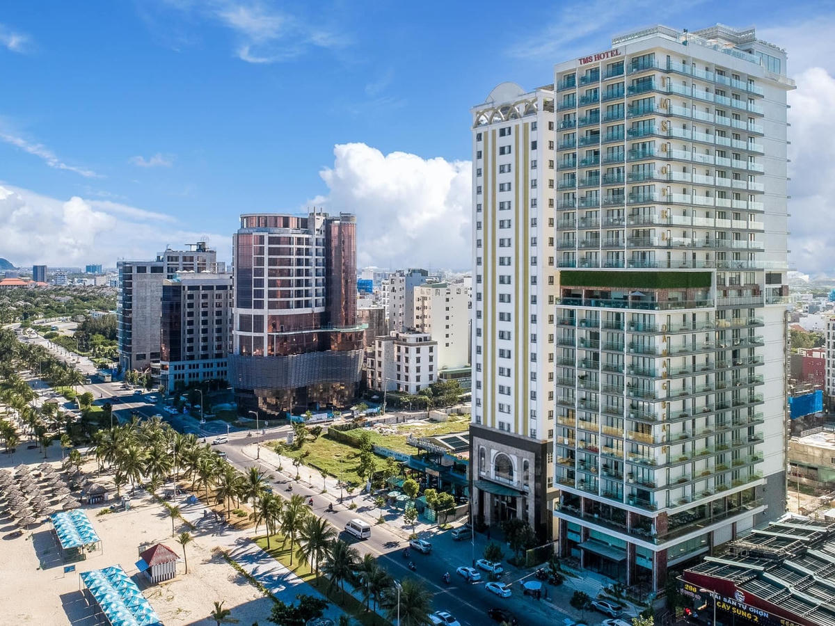 Khách sạn TMS (bên phải) bị phạt 209 triệu đồng. Ảnh: TMS.