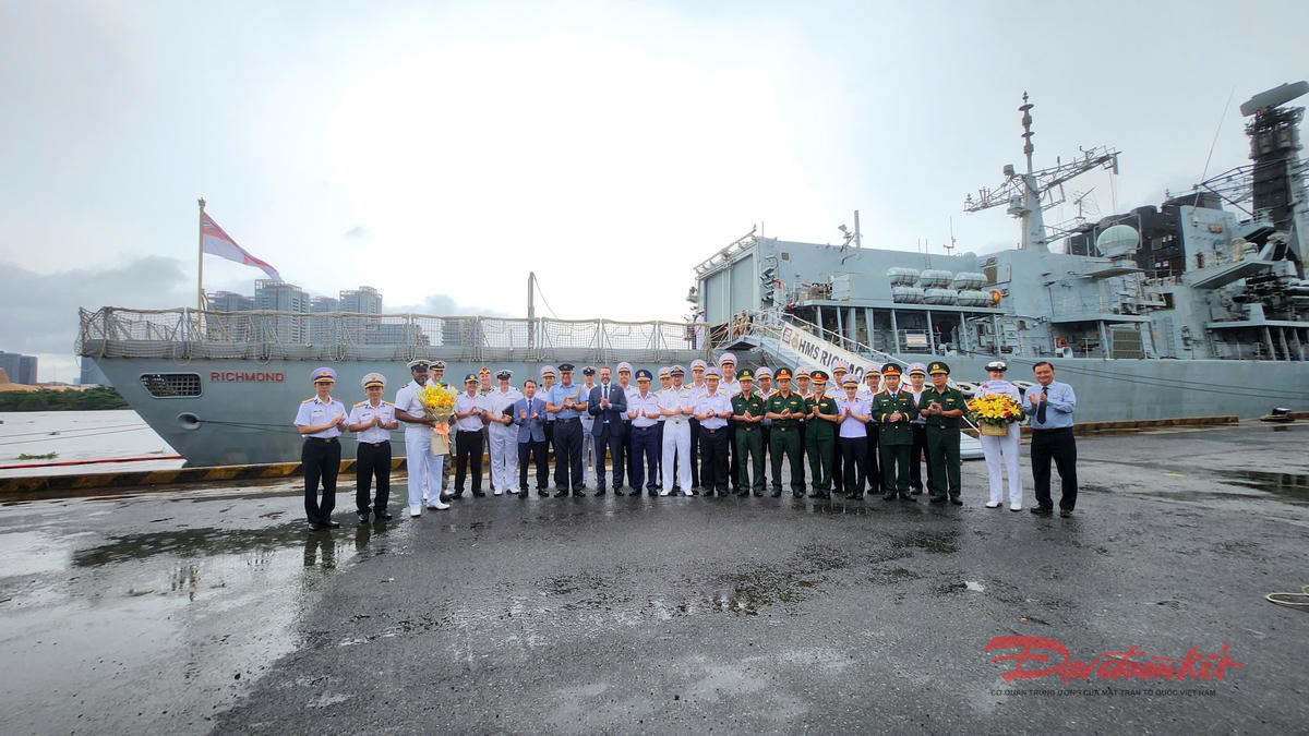 Tàu hải quân Hoàng gia Anh cập cảng TP Hồ Chí Minh vào trưa nay, 22/9. Ảnh: Lưu Tuyết.