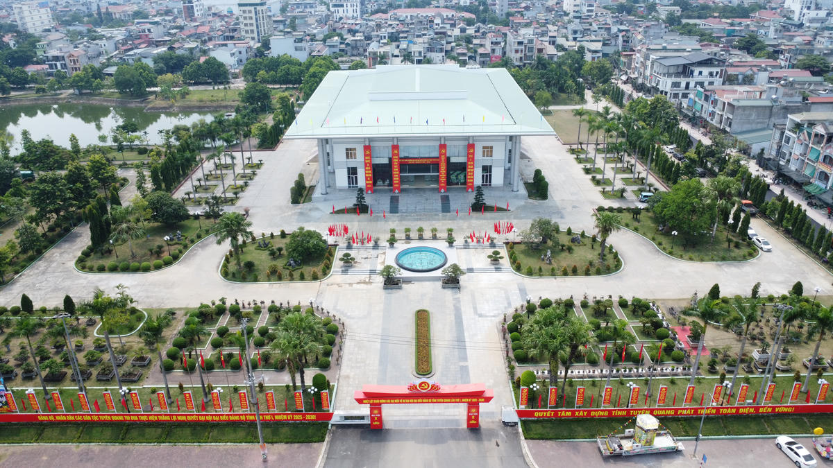 Trung tâm Hội nghị tỉnh Tuyên Quang rực rỡ sắc đỏ, sẵn sàng đón các đại biểu về dự Đại hội đại biểu Đảng bộ tỉnh Tuyên Quang lần thứ I, nhiệm kỳ 2025 - 2030.