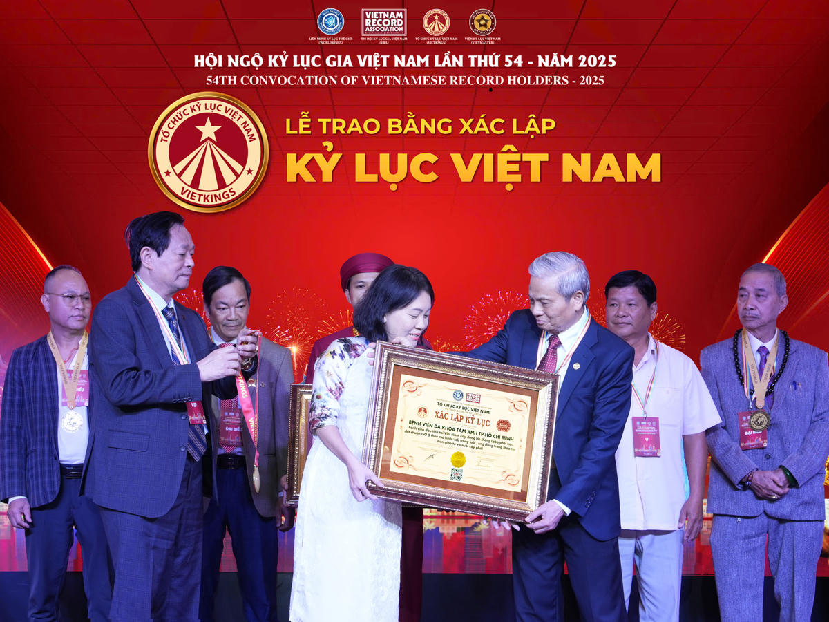 Tại sự kiện, ThS Nguyễn Ngọc Quỳnh, Trưởng Lab - Trung tâm Hỗ trợ sinh sản, BVĐK Tâm Anh TPHCM cũng nhận Kỷ lục Việt Nam về “Bệnh viện đầu tiên có Hệ thống Lab phôi học đạt chuẩn ISO 5 theo mô hình “lab trong lab”, ứng dụng trong thao tác trên giao tử và nuôi cấy phôi”. Ảnh: Thanh Luận.