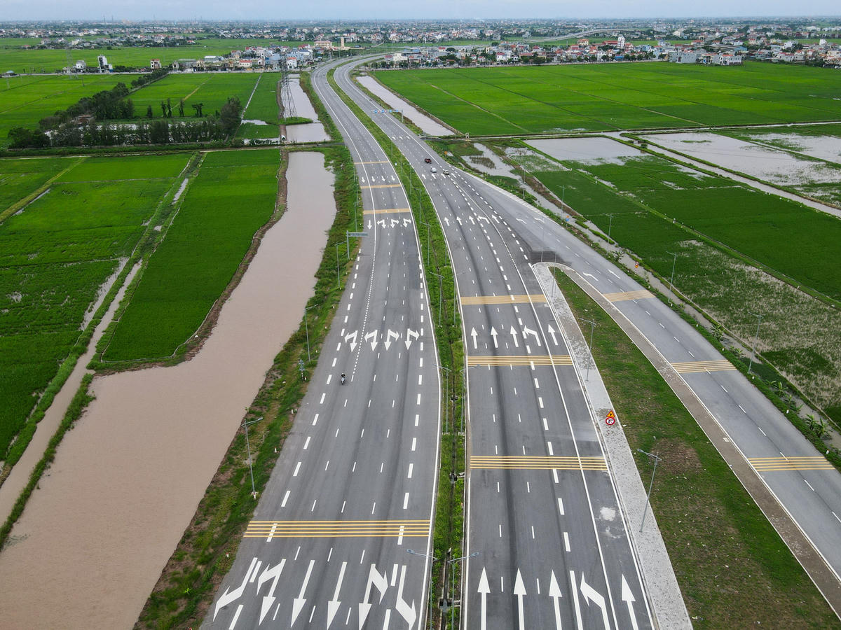 Theo Ban Quản lý dự án đầu tư xây dựng tỉnh Ninh Bình, đến thời điểm hiện tại, gói thầu số 1 và số 2 đã cơ bản hoàn thành, còn gói thầu số 3 đã đạt khoảng 90% khối lượng. Ảnh: Đình Minh