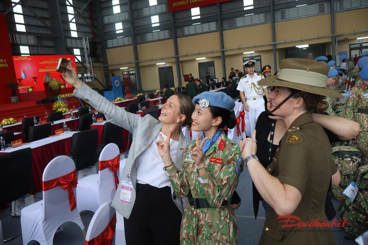 Chiến sĩ mũ nồi xanh chụp ảnh kỷ niệm cùng bạn bè quốc tế trước giờ lên đường làm nhiệm vụ. Ảnh: Hồng Phúc.