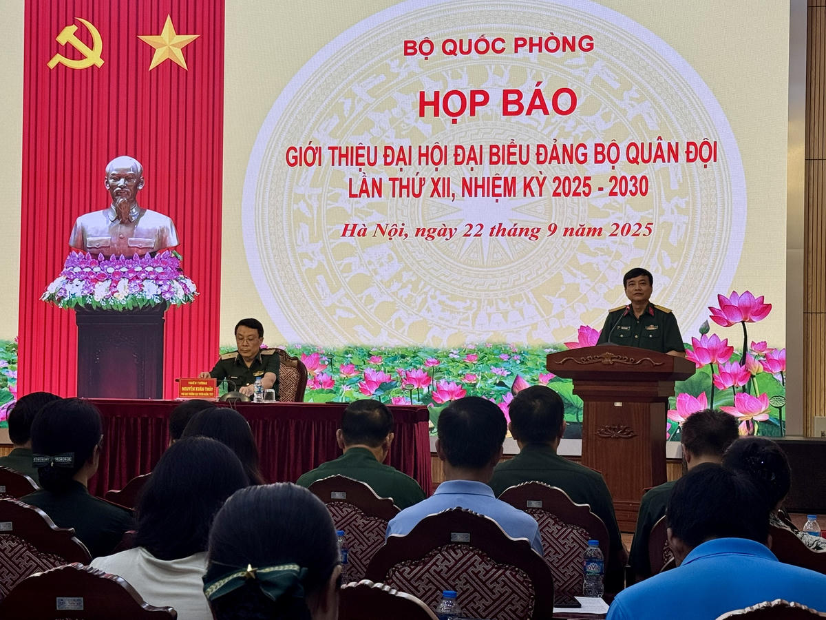 Quang cảnh buổi họp báo. Ảnh: T.N