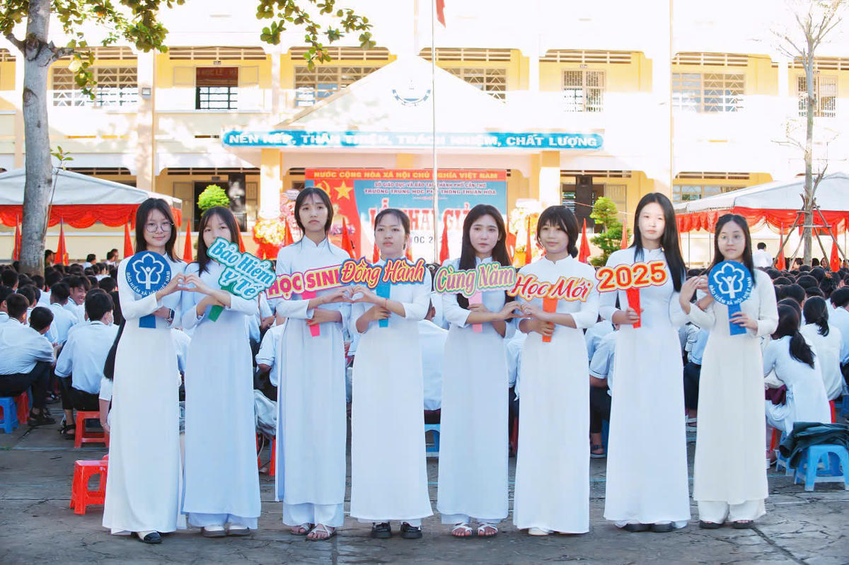 BHXH thành phố Cần Thơ - đồng hành cùng các em học sinh trong năm học mới. Ảnh: Thanh Tú