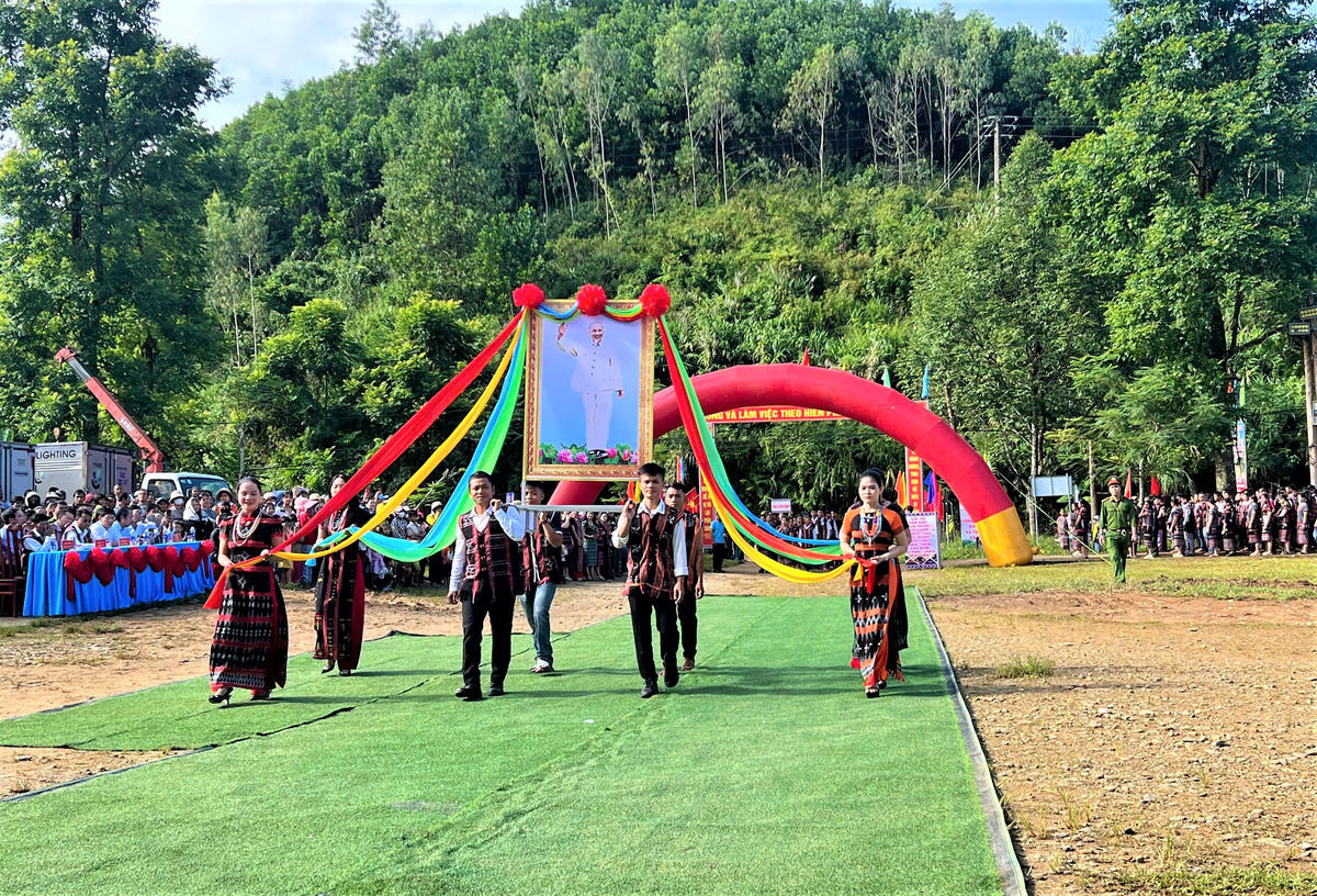 Nghi thức rước ảnh Bác Hồ tại Ngày hội văn hóa truyền thống Cơ Tu lần thứ I. Ảnh: Chí Đại. 