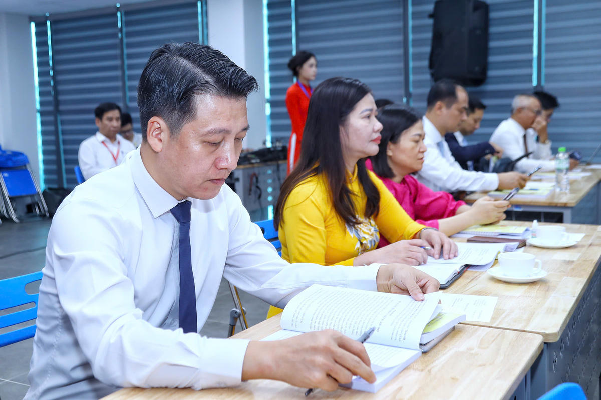 Các đại biểu tham dự phiên thảo luận tại tổ 4. Ảnh: Lê Khánh.