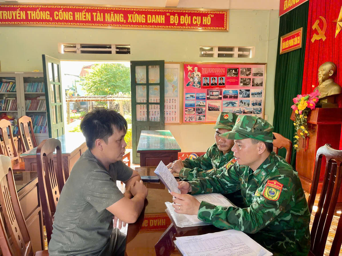 Ông Nguyễn Thanh Đại làm việc với cơ quan chức năng. Ảnh: BPQT.