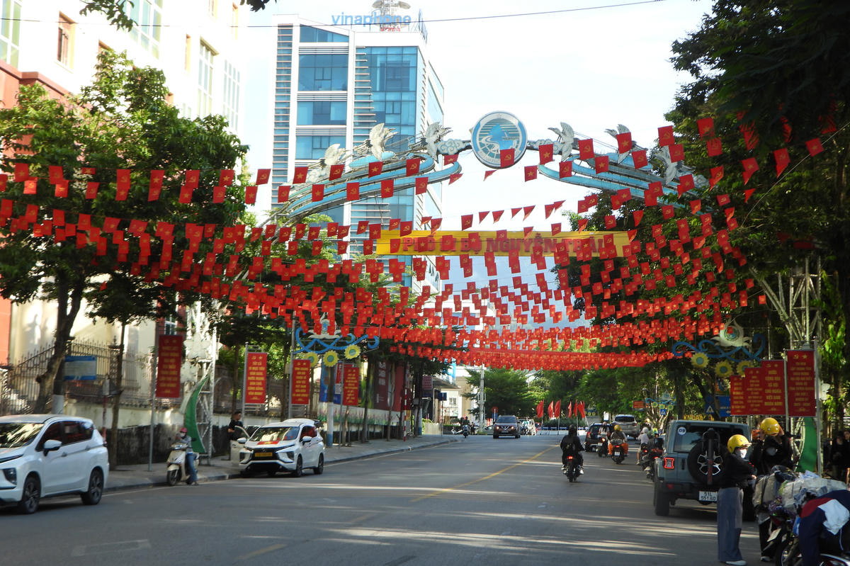 Phố đi bộ Nguyễn Trãi và Quảng trường phường Hà Giang 1 khoác lên mình diện mạo mới, biểu tượng cho tinh thần đoàn kết và khát vọng vươn lên của Tuyên Quang.