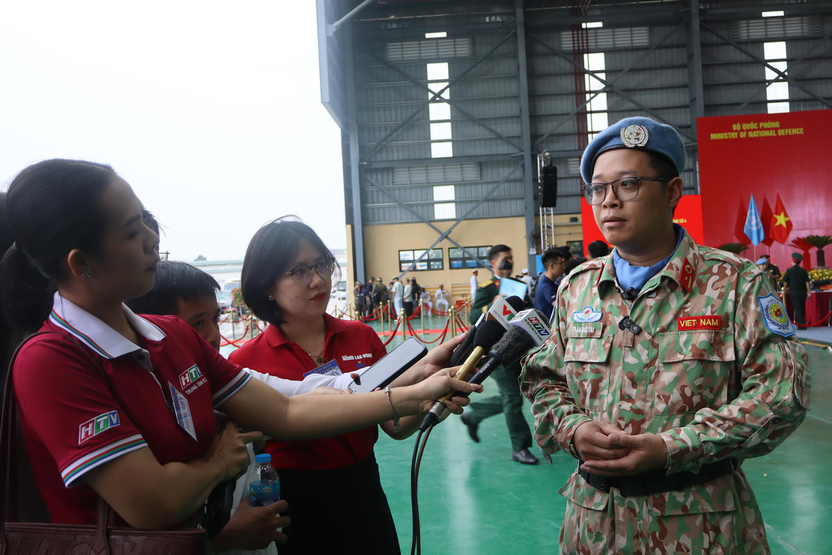 Thiếu tá Trần Đức Tài - Giám đốc BVDC2.7 chia sẻ cảm xúc với phóng viên báo chí trước giờ lên đường. Ảnh: Hồng Phúc.