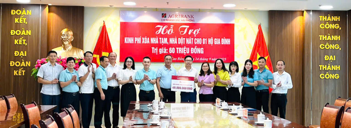 MTTQ Việt Nam tỉnh Cao Bằng nhận hỗ trợ kinh phí xóa nhà tạm, nhà dột nát cho người dân từ các cơ quan, đơn vị.